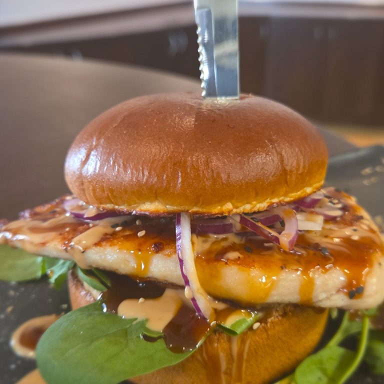 Pasta mit Parmesan und rosa Pfeffer Zwei Teller Pasta mit Käse und roten Pfefferflocken.