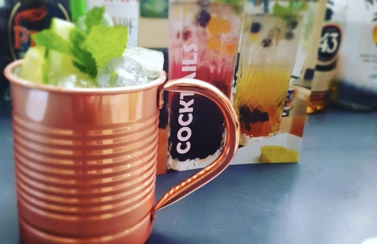 Moskau Mule im Kupferbecher, garniert mit frischer Minze und Eiswürfeln.